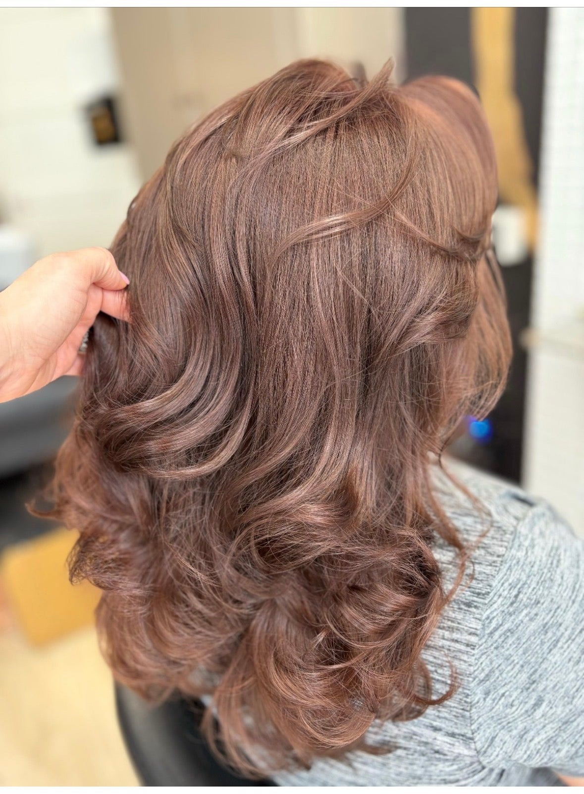 Zachte bruine krullen, gestyled, van achteren gezien
